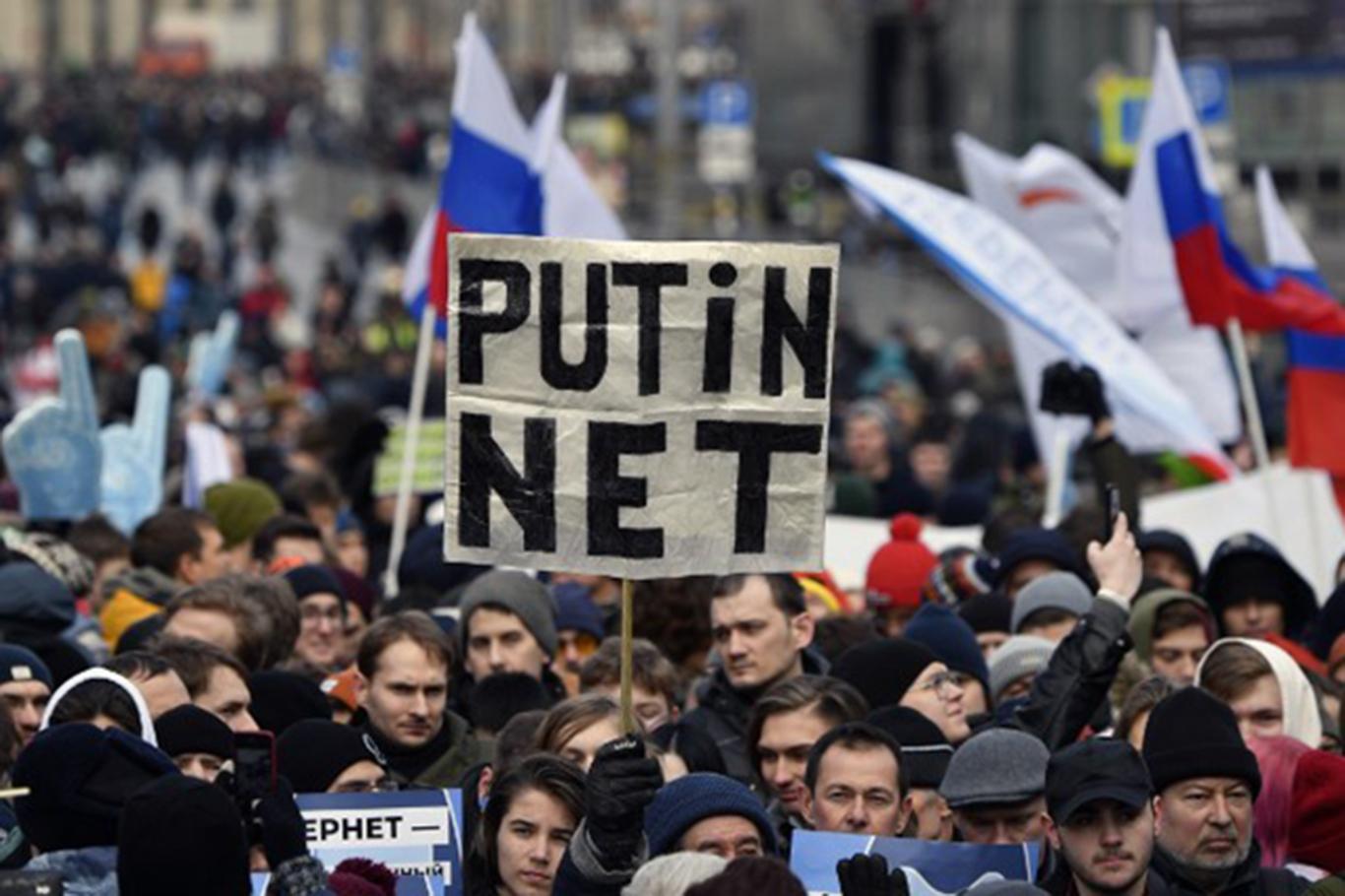 Rusya'da internete uygulanan kısıtlamalar protesto edildi
